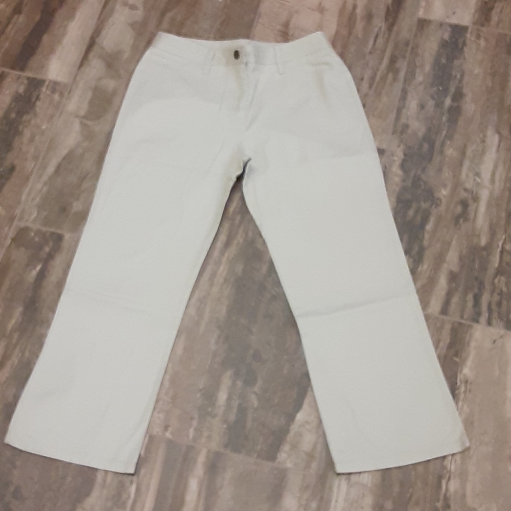 BCBGMAXAZRIA Women’s Size 4 Khaki Capri Pants – Great Condition